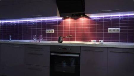 LED páska v kuchyni pod skříněmi: tipy pro výběr a instalaci