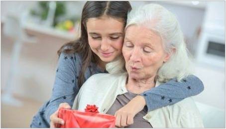 Dárky pro babičku za 80 let: nejlepší nápady a doporučení pro výběr