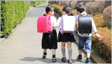 Japonské batohy a školní děti