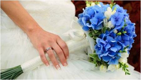 Modré svatební kytice: pro koho je vhodné a jak to může být?