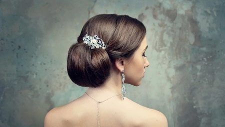 Shromážděné účesy pro svatbu: krásný vysoký styling s fata, diecely a koruna
